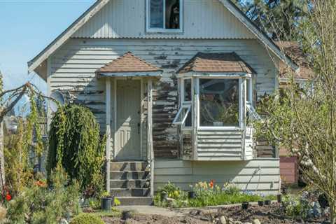 How much does a house flipper make per flip?